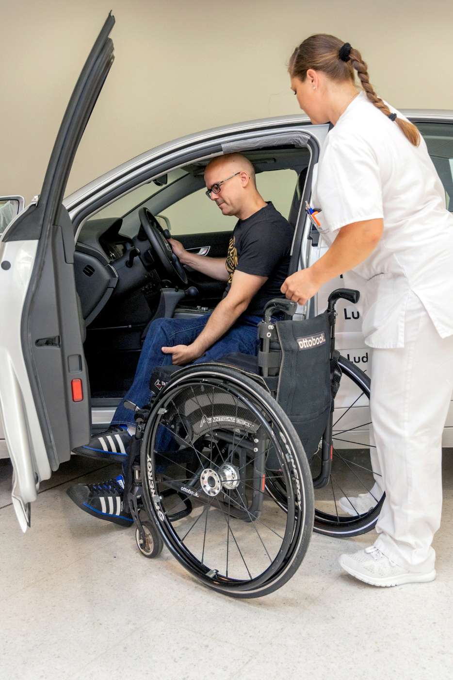 Ergotherapeutin Ria Baumann beim Training mit einem Querschnittpatienten 