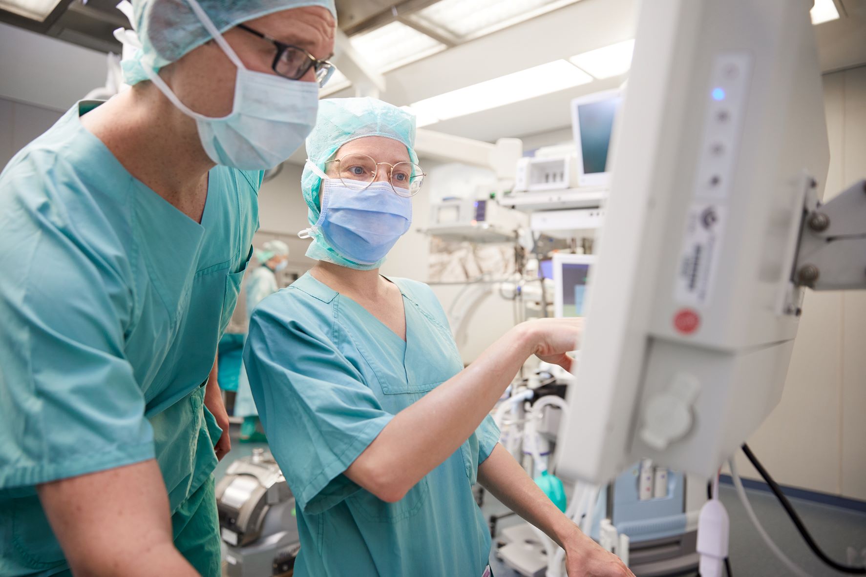 Digitalisierung BG Kliniken Zwei Fachkräfte blicken auf Monitor