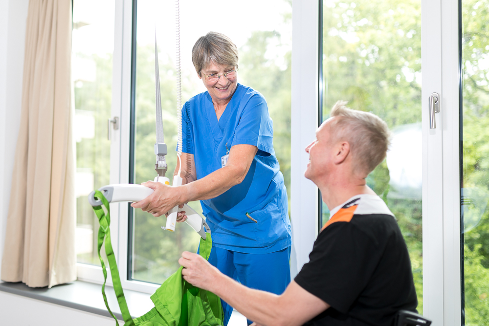Patient im Rollstuhl mit Pflegekraft Patient im Rollstuhl mit Pflegekraft