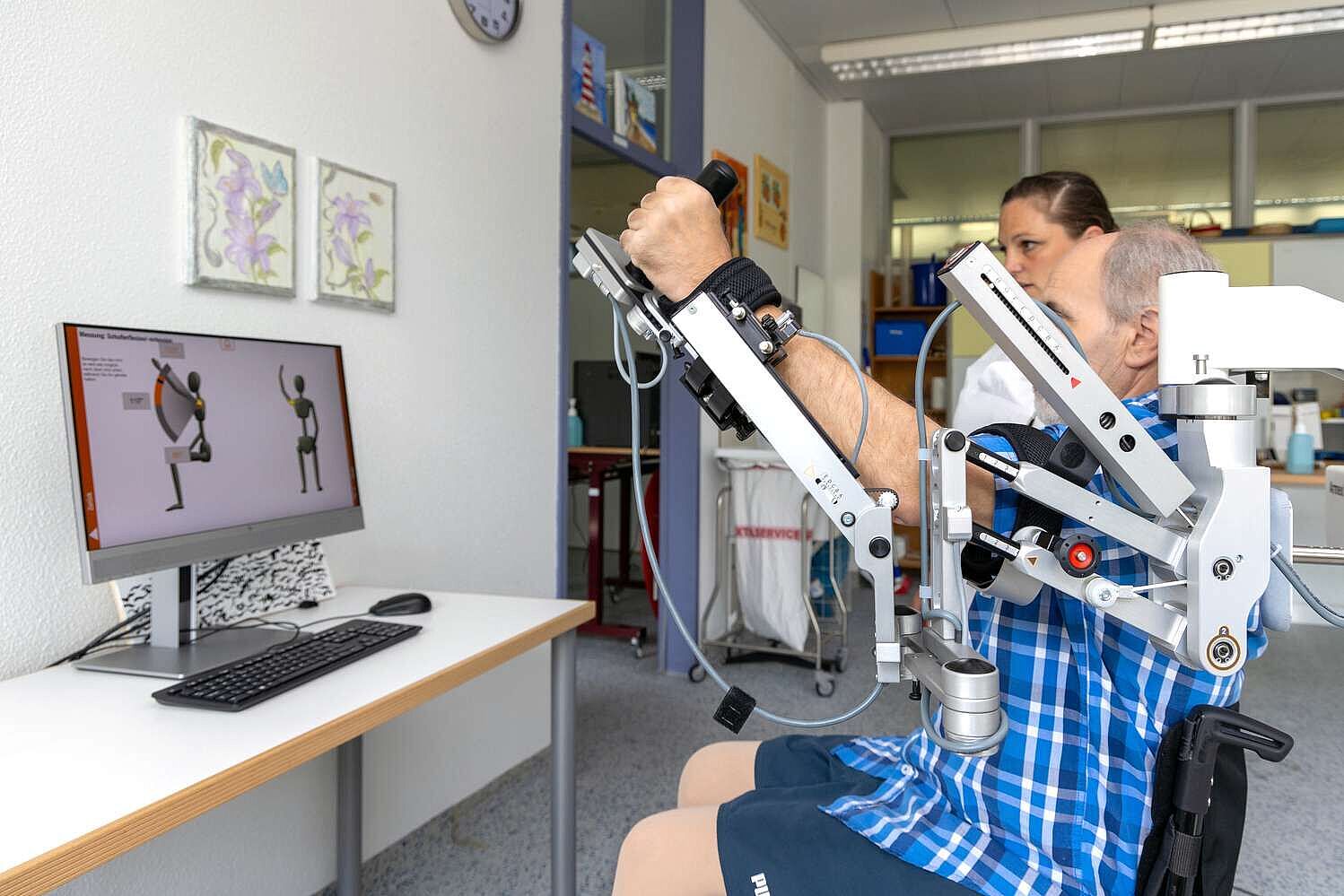 Ergotherapeutin mit Patient bei der digital unterstützten Therapie