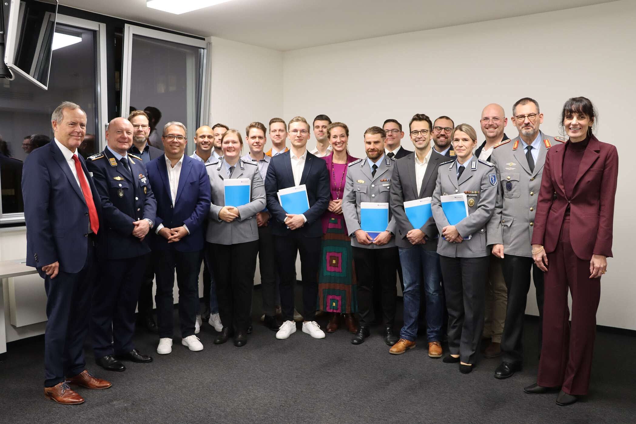 Die Kliniken der gesetzlichen Unfallversicherung und der Sanitätsdienst der Bundeswehr feiern die ersten 18 Absolventen ihres 2023 aufgelegten gemeinsamen Entwicklungsprogramms „Klinische Talente in Führung“.