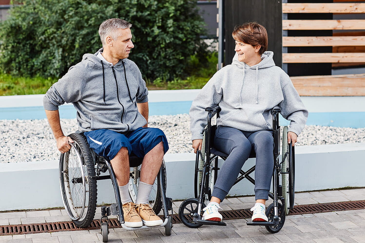 Peer-Beratung in den BG Kliniken (iStock.com/SeventyFour) Ein Mann und eine Frau im Rollstuhl im Gespräch