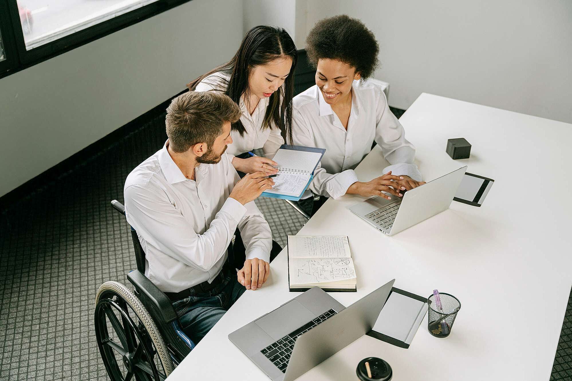 Inklusionsbeauftragte BG Kliniken (Bildnachweis: pexels.com/ivan-samkov) Drei Personen bei einem Arbeitsgespräch am Schreibtisch