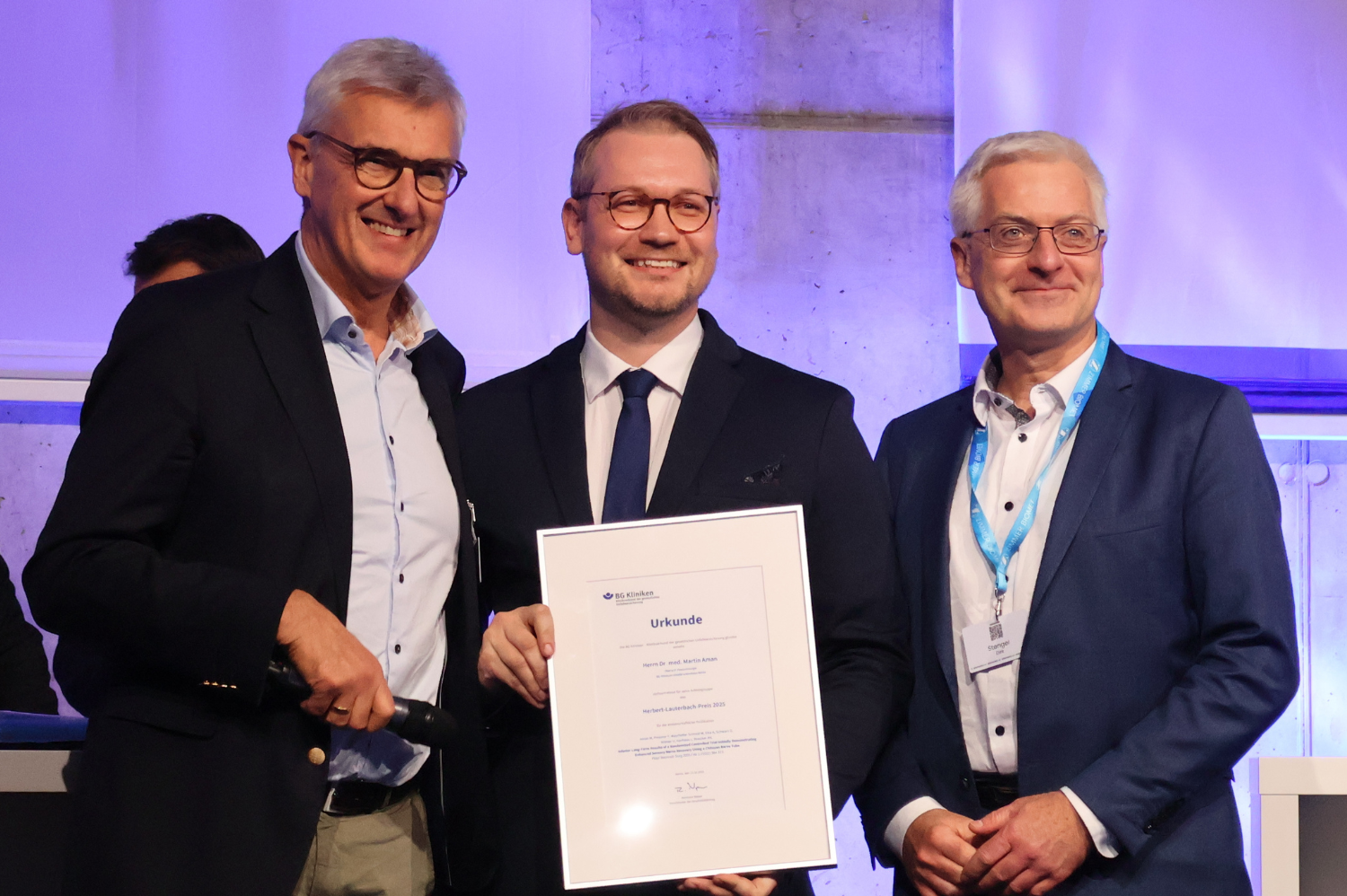 Verleihung Herbert-Lauterbach-Preis 2025 (v. l. n. r.: Prof. Dr. Paul A. Grützner, Dr. Martin Aman, Prof. Dr. Dirk Stengel)
