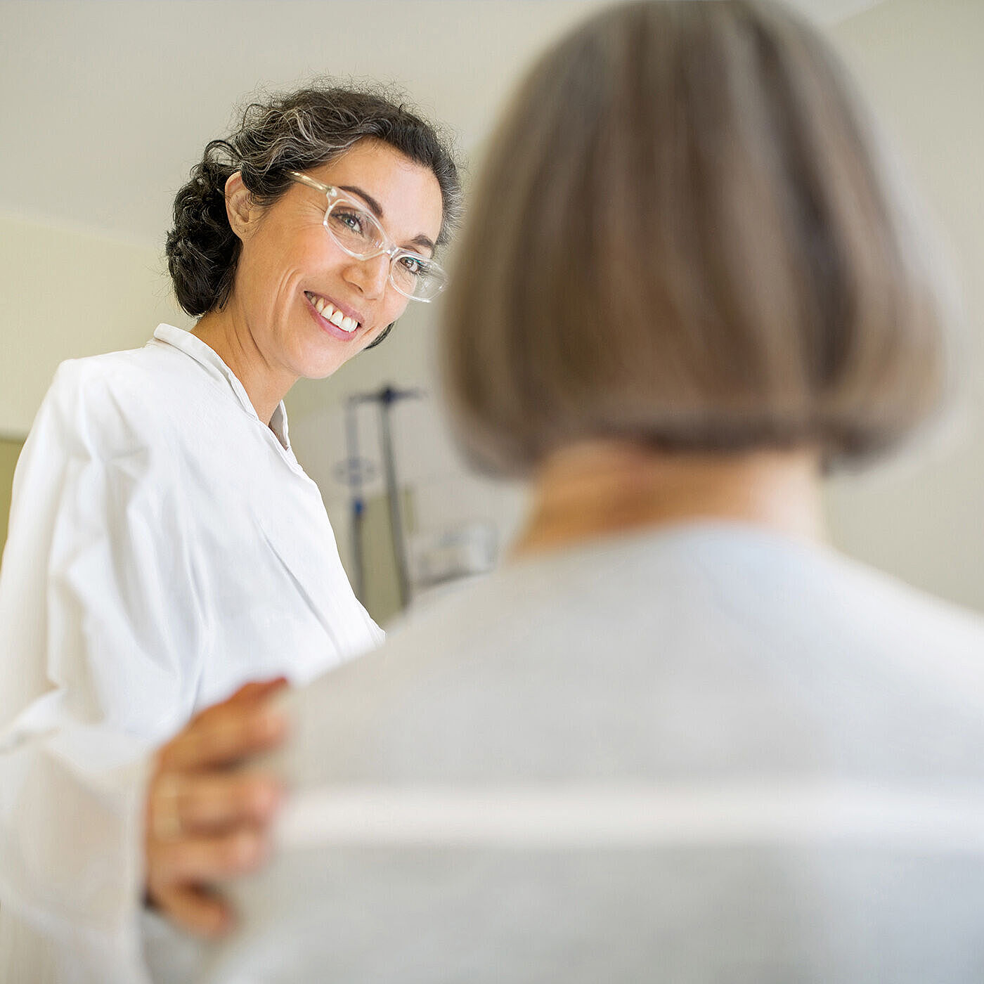 Ärztin im Gespräch mit Patientin