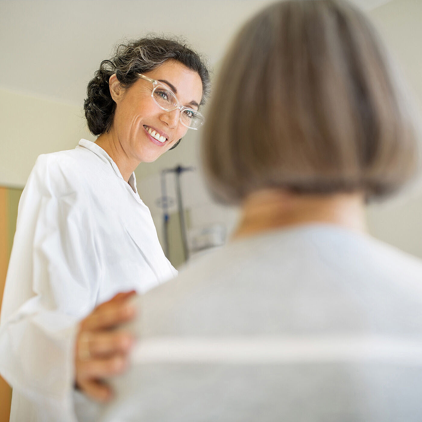 Ärztin im Gespräch mit Patientin