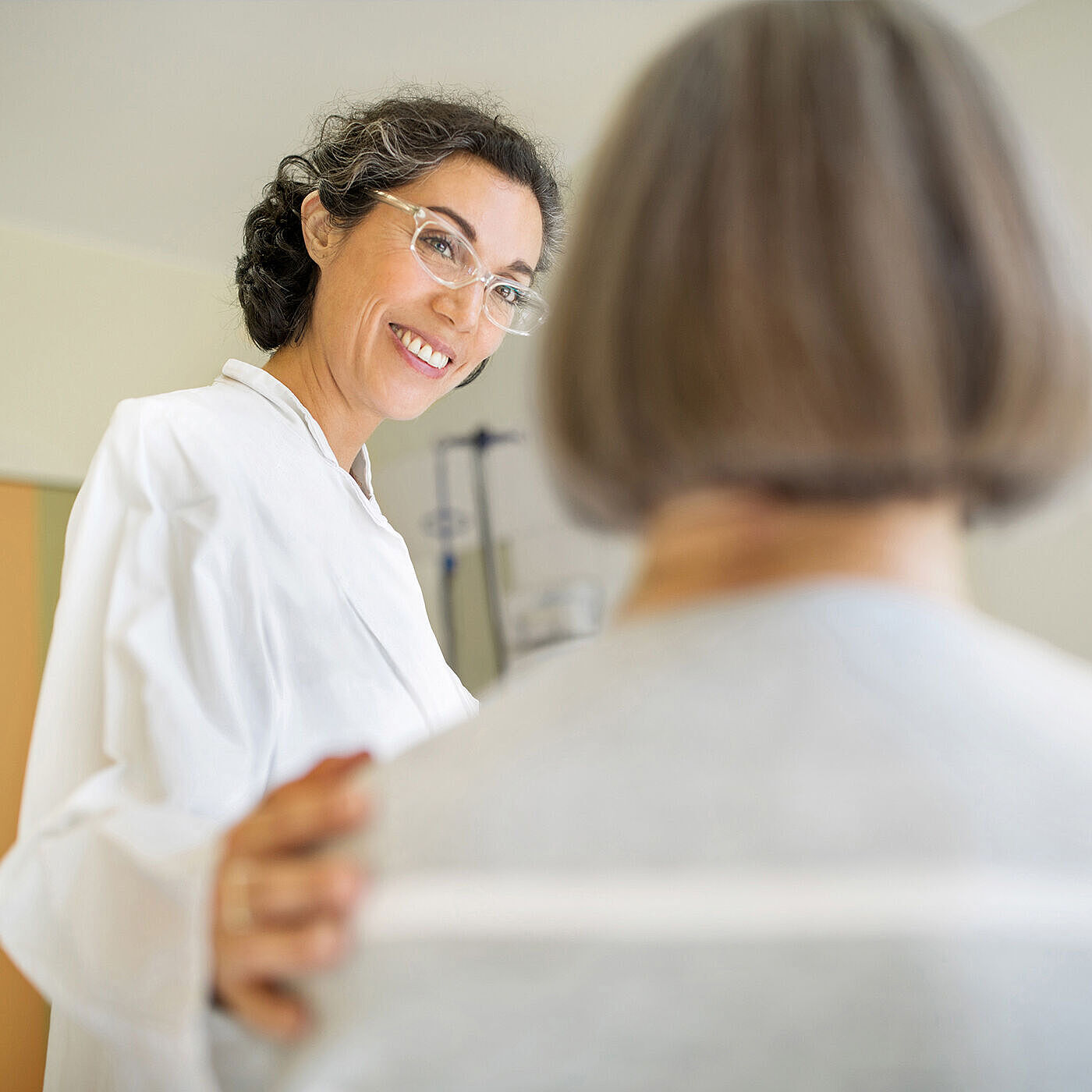 Ärztin im Gespräch mit einer Patientin