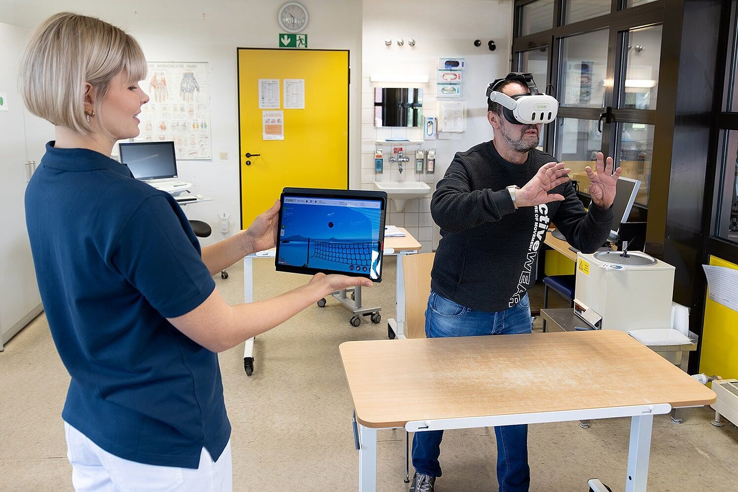 Therapeutin und Patient beim Einsatz der VR-Brille