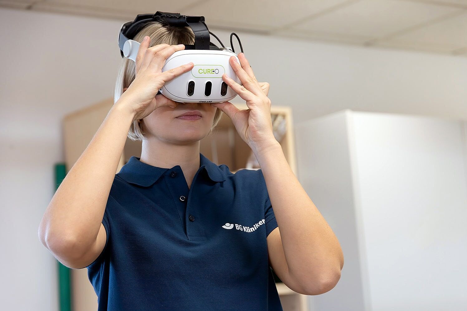 Vom Test zum Therapieerfolg: Wie die BG Kliniken wichtige Erfahrungen mit dem Einsatz von Virtual Reality-Technologie in der Rehabilitation machen. Frau mit VR-Brille