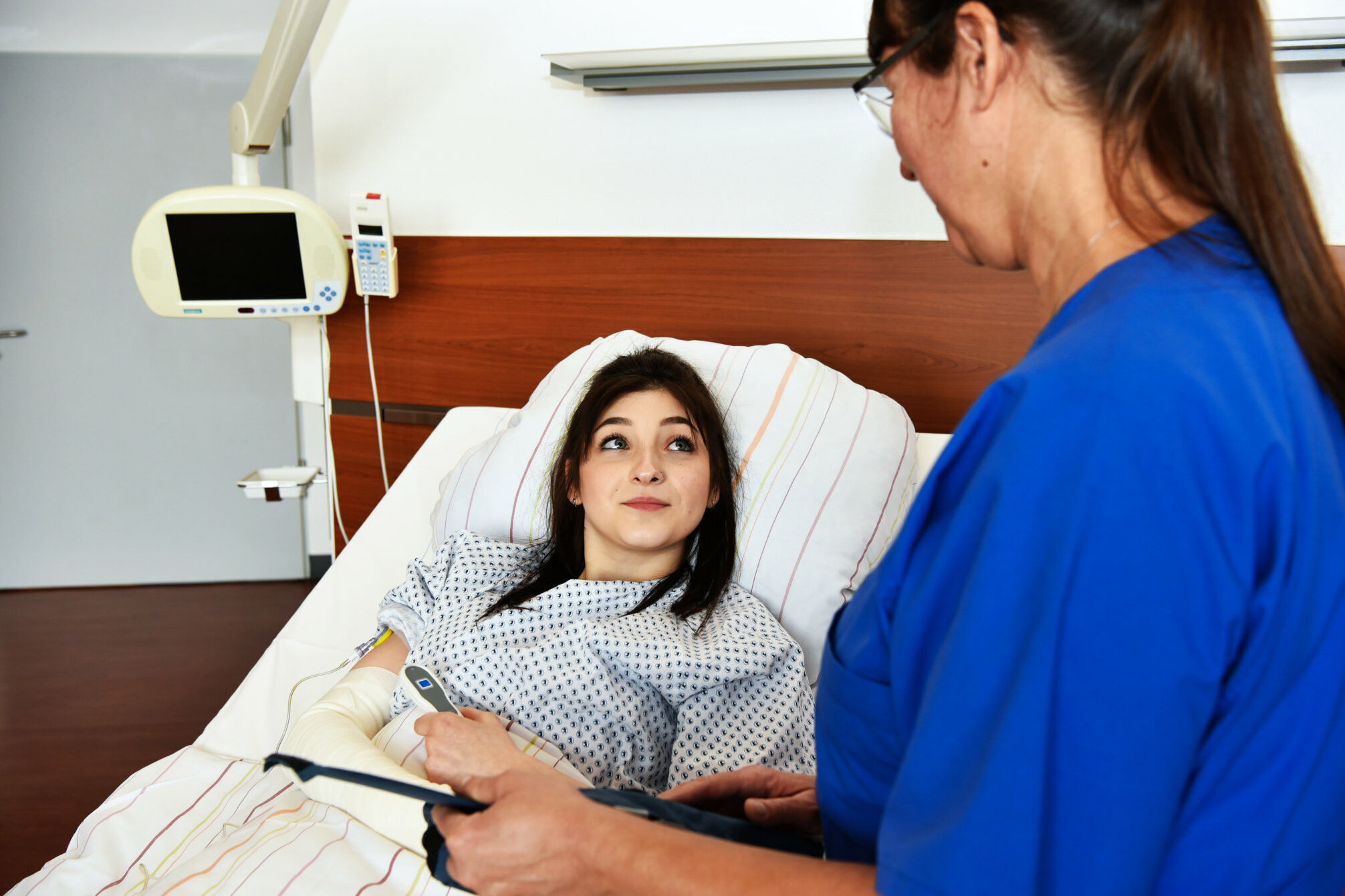 Patientin spricht mit Pflegekraft Patientin spricht mit Pflegekraft
