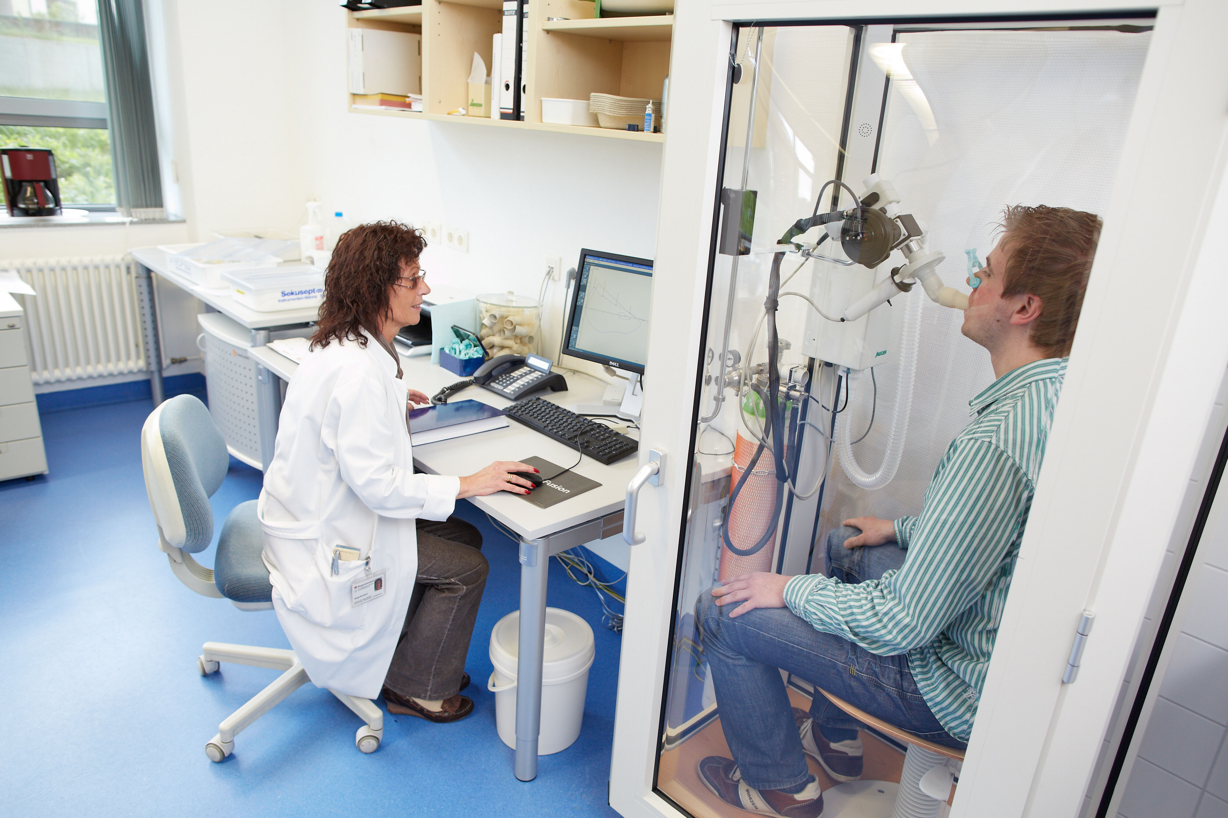Patient beim Lungenfunktionstest Patient beim Lungenfunktionstest