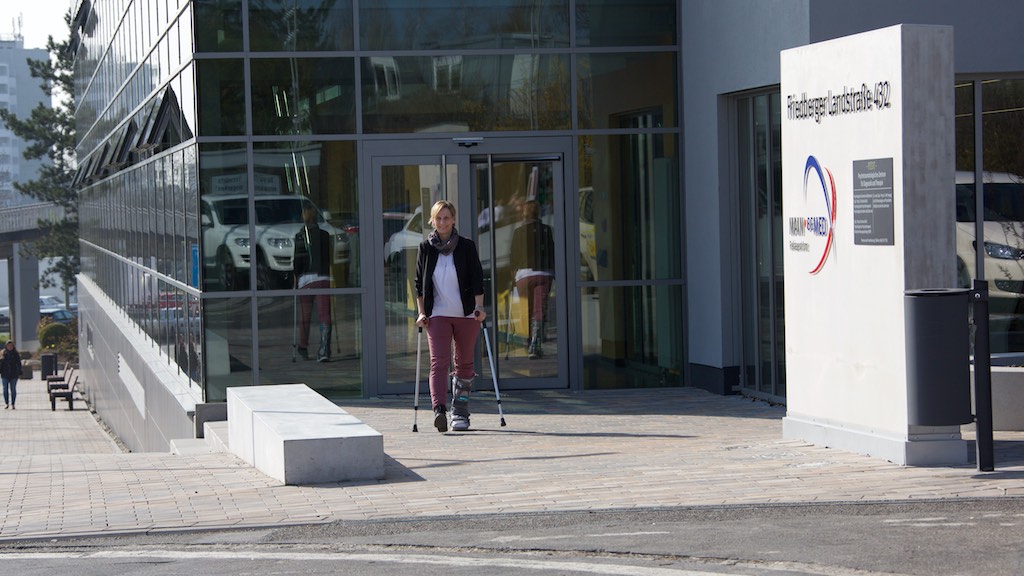 Patientin vor dem MAIN.BGMED Rehazentrum Foto zu MAIN.BGMED Rehazentrum